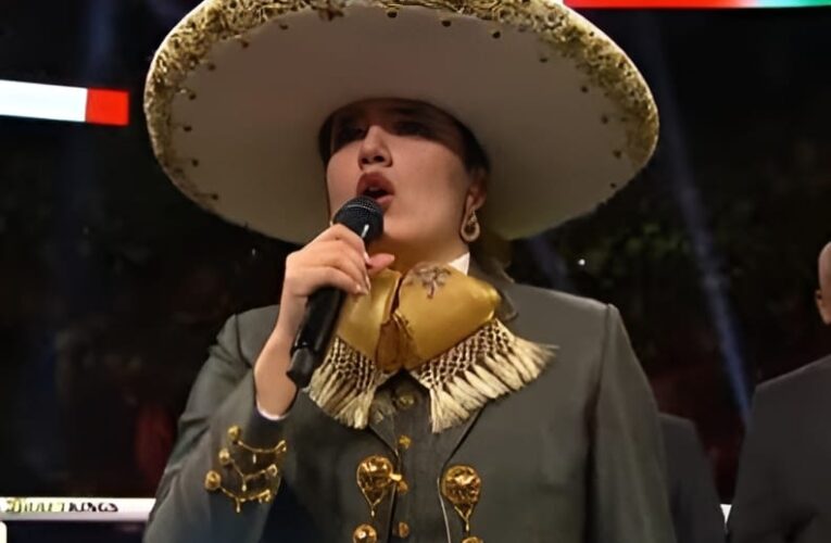 OLVIDA CAMILA FERNÁNDEZ EL HIMNO NACIONAL EN PELEA DEL CANELO