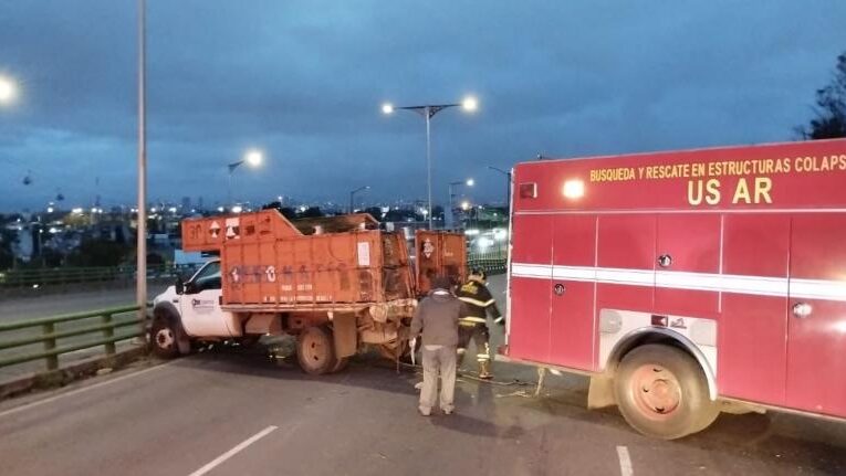 Choque en Indios Verdes: Camión ‘gasero’ pierde el control e impacta en la autopista