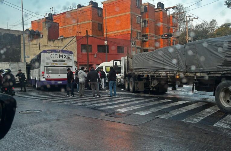 Tráiler impacta contra camión de pasajeros en Circuito Interior; varios lesionados