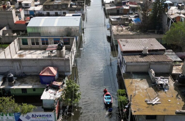 Regresan a clases tras inundaciones en Chalco