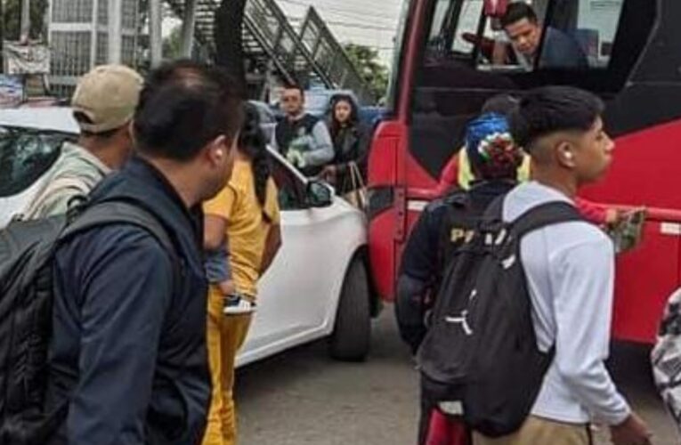 Choca unidad de Metrobús contra vehículo particular en estación el Caminero