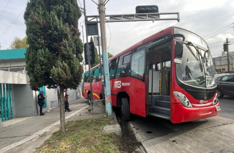 Se registra accidente de unidad del Metrobús en Iztacalco; no se reportan heridos