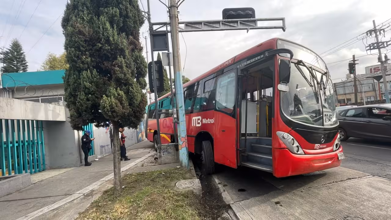 Se registra accidente de unidad del Metrobús en Iztacalco; no se reportan heridos