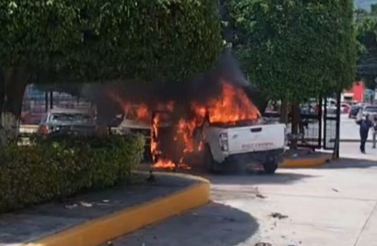 Normalistas vandalizan e incendian vehículos en el Congreso de Guerrero
