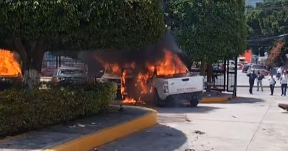 Normalistas vandalizan e incendian vehículos en el Congreso de Guerrero