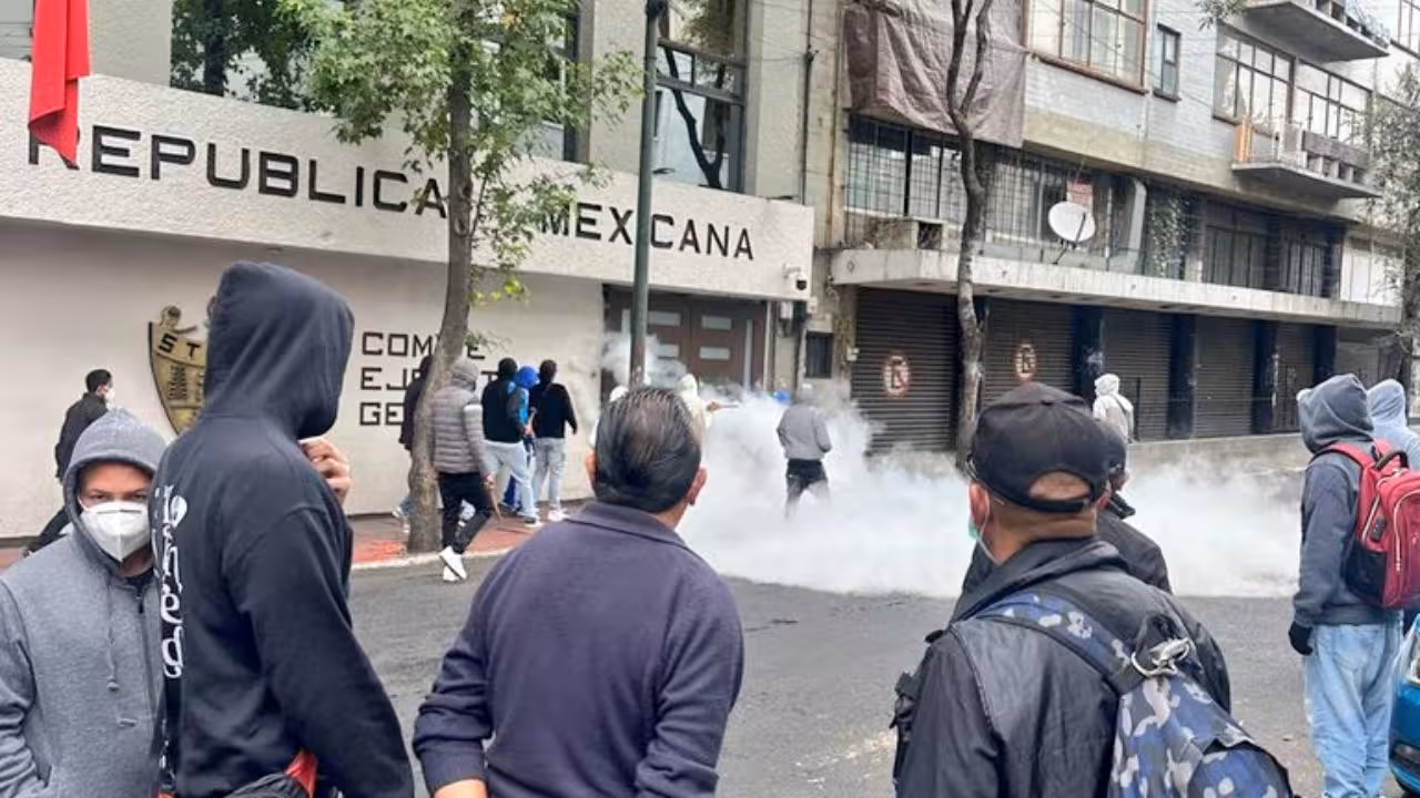 Trabajadores intentan entrar a la fuerza al Sindicato Petrolero; 5 heridos
