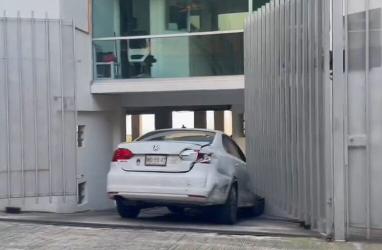 Auto choca, se da a la fuga y termina dentro de inmueble en la Benito Juárez