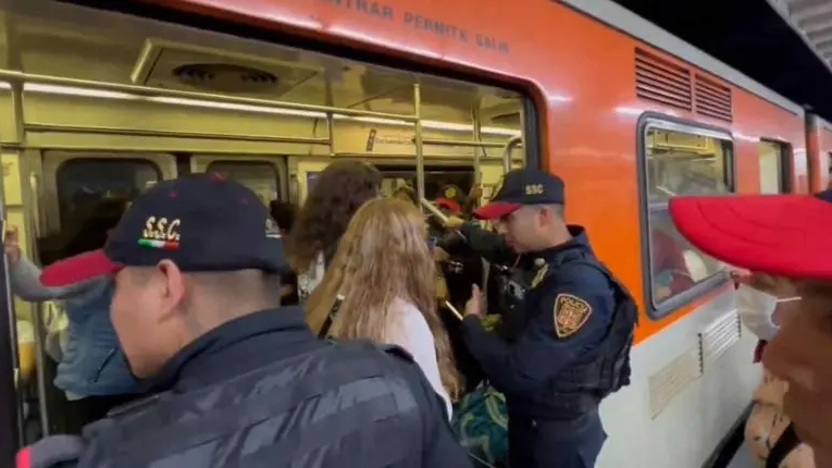 Policías forcejean con cuentacuentos y su hija en Línea 2 del Metro