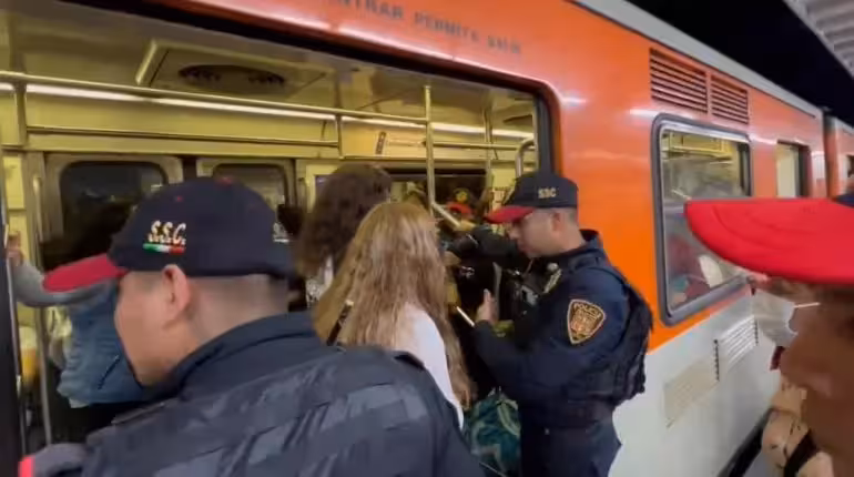 Policías forcejean con cuentacuentos y su hija en Línea 2 del Metro