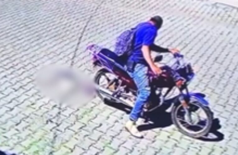 Indigna video de motociclista que arrastra a un perrito atado del cuello en Jalisco