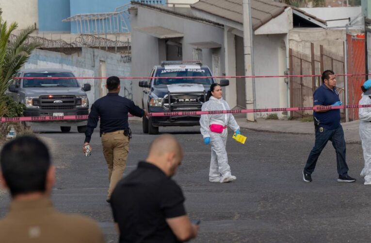 Asesinan a subcomandante de la FGE al salir de su casa en Tijuana