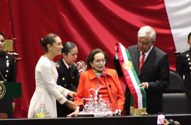 Ifigenia Martinez le entrega la banda presidencial a Sheinbaum