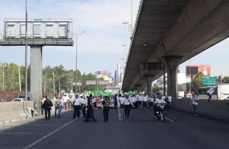 Marcha de transportistas y comerciantes en Naucalpan causa caos en Periférico Norte