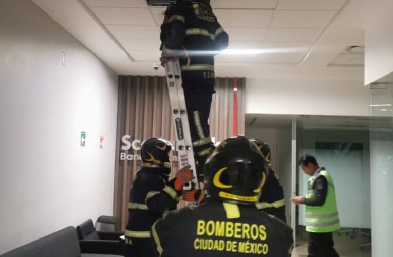 Corto circuito genera movilización de bomberos en un banco de Plaza Inn