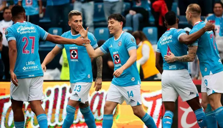 Cruz Azul golea al Necaxa y se mantiene en la cima de la clasificación