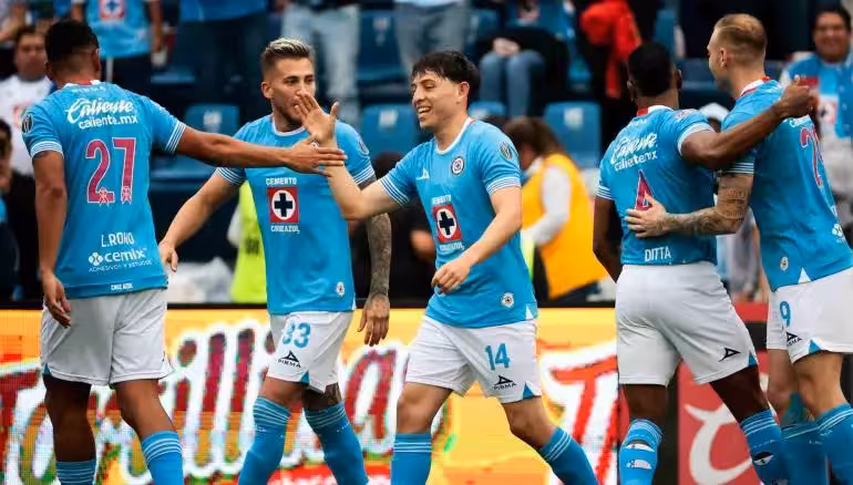 Cruz Azul golea al Necaxa y se mantiene en la cima de la clasificación