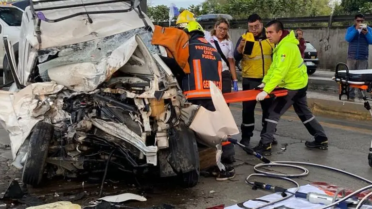 Aparatoso choque en autopista México-Puebla; tres personas se reportan graves