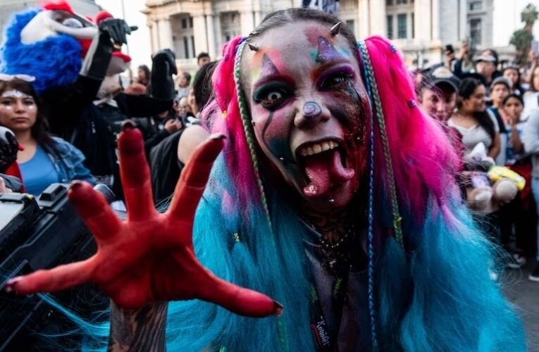 TERROR Y SOLIDARIDAD SE UNEN EN LA MARCHA ZOMBIE 2024 DE CDMX