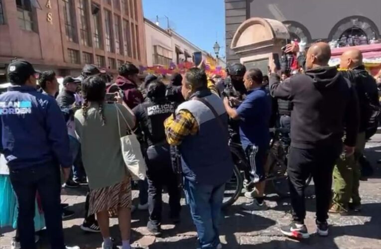 Controversial operativo de desalojo en Querétaro deja detenidos y lesionados.