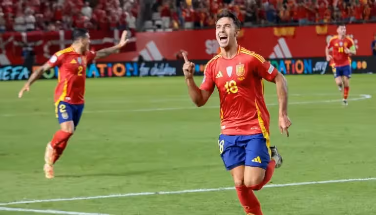 España vence a Dinamarca y toma la cima de su grupo en la Nations League