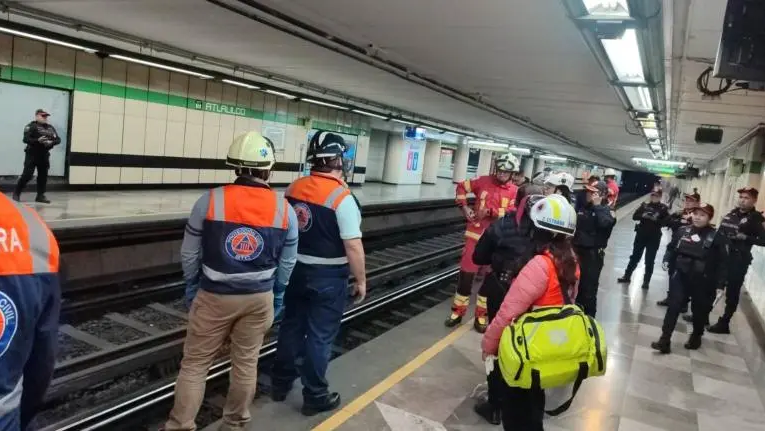 Se suicida hombre al paso del convoy en el Metro Atlalilco