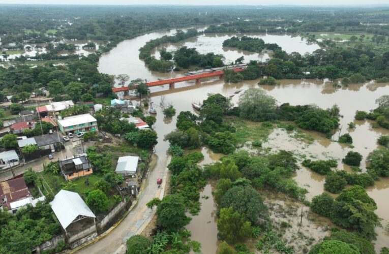 Se desborda río Coatzacoalcos e inunda 51 comunidades de Veracruz