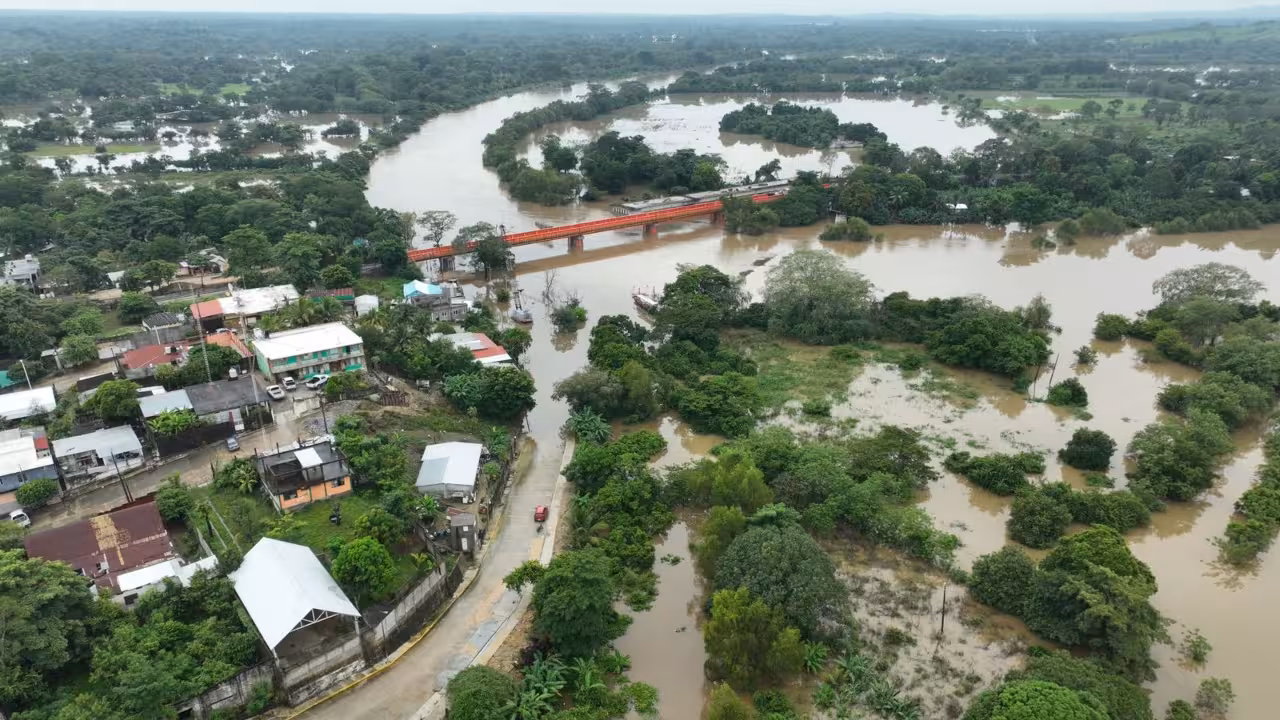 Se desborda río Coatzacoalcos e inunda 51 comunidades de Veracruz