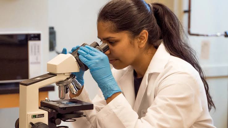 MUJERES EN LA CIENCIA: GANANDO TERRENO Y DESAFIANDO BARRERAS HISTÓRICAS