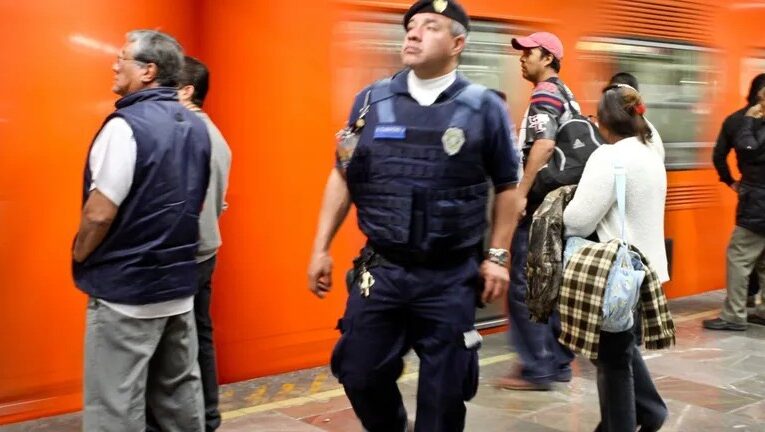 ALARMANTE TÉCNICA DE ROBO EN EL METRO: USAN A NIÑOS COMO DISTRACCIÓN