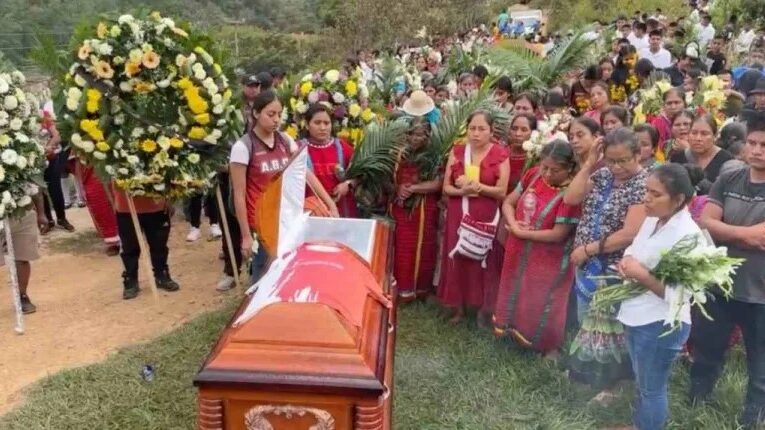 RINDEN HOMENAJE A RIGOBERTO MARTÍNEZ: NIÑOS TRÍQUIS LANZAN BALONES AL AIRE