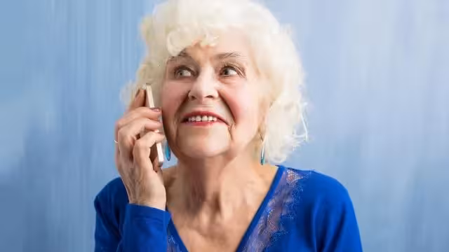 DAISY: LA ABUELITA VIRTUAL QUE DETIENE ESTAFADORES EN INGLATERRA