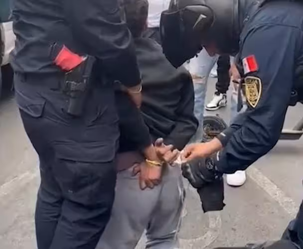 “NO CHILLES, RATA”: COMERCIANTES CAPTURAN A JOVEN POR INTENTO DE ROBO EN CDMX