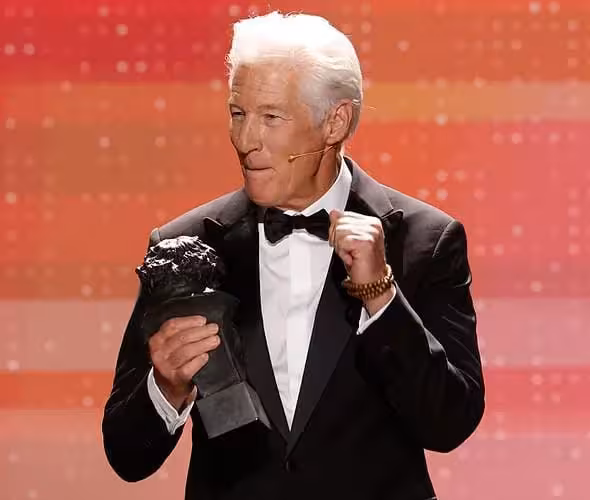 RICHARD GERE CRITICA A TRUMP Y LLAMA A LA UNIDAD EN LOS GOYA 2025