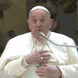 PAPA FRANCISCO DELEGA LA HOMILÍA EN MEDIO DE UNA CRISIS RESPIRATORIA