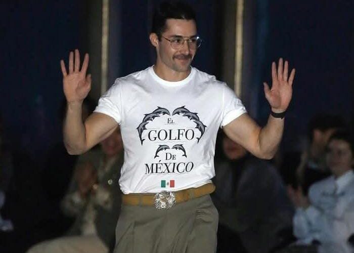 DISEÑADOR MEXICANO CAUSA SENSACIÓN EN NYFW CON CAMISETA GOLFO DE MÉXICO