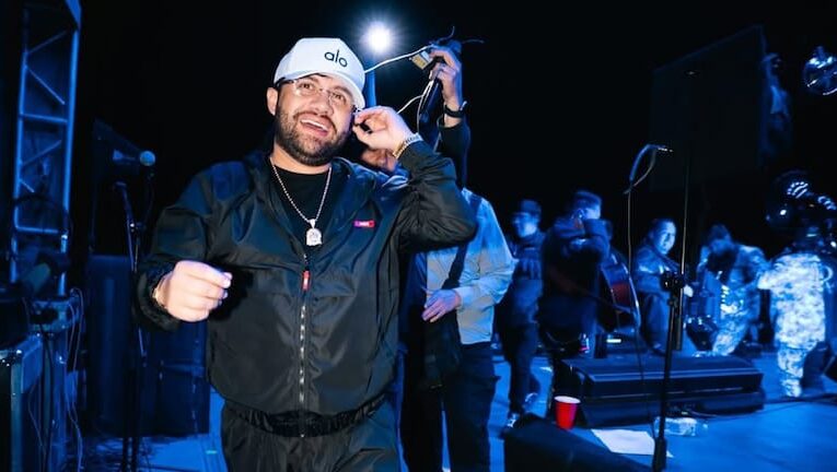 PALENQUE EN CAOS: LUIS R. CONRÍQUEZ SE NIEGA A CANTAR NARCOCORRIDOS Y DESATA DISTURBIOS EN TEXCOCO