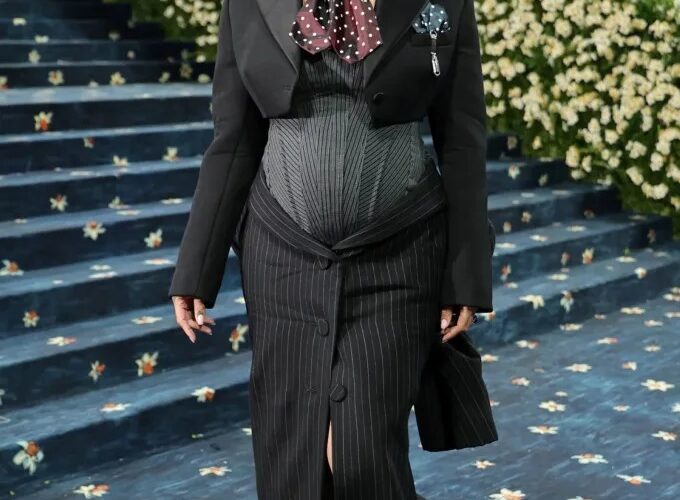 RIHANNA TRANSFORMA LA MODA MATERNAL EN ARTE