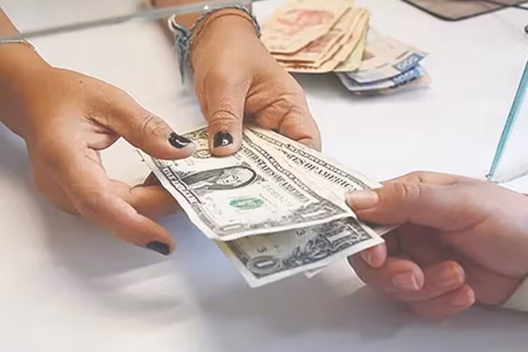 CÁMARA BAJA DE EU AVALA IMPUESTO DE 3.5% A REMESAS