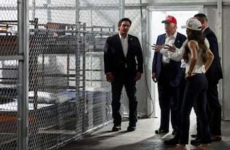 TRUMP PRESUME CÁRCEL PARA MIGRANTES CON CAIMANES “POR SI SE ESCAPAN”
