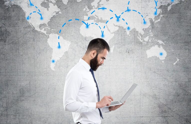 LIDERAR EN UN MUNDO INTERCONECTADO: EL VALOR DE ESTUDIAR UN POSGRADO HOY