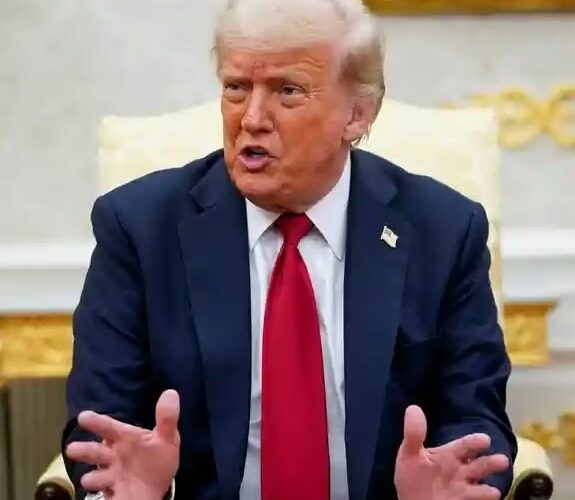 TRUMP PADECE INSUFICIENCIA VENOSA CRÓNICA; TIENE HINCHAZÓN EN SUS PIERNAS