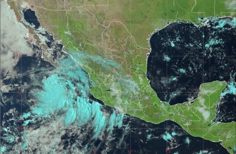 Ivo se alejó de Baja California Sur; el SMN mantuvo avisos por lluvias y oleaje en el noroeste