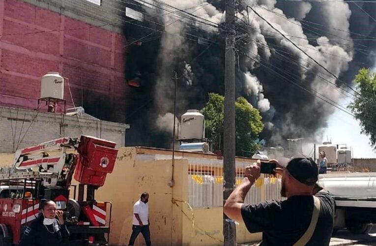 Llamas incontrolables en Ecatepec: se incendia fábrica de colchones, evacúan a 500 personas y colapsa el mexicable