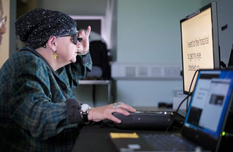 Implante retinal: la luz al final del túnel para ciegos que vuelven a leer