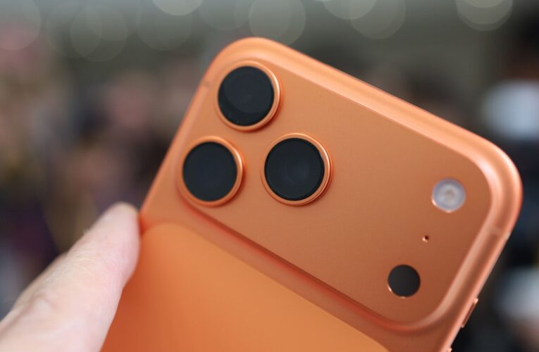 Apple explica “rayones” en iPhone 17 Pro y cambia soportes en tiendas