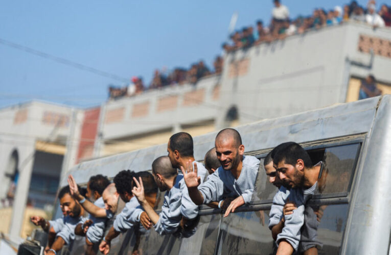 Así recibieron a rehenes israelíes y presos palestinos liberados en Gaza
