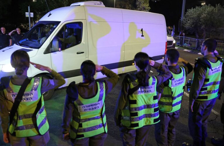 Crece la furia en Israel por el retraso en la liberación de los rehenes fallecidos