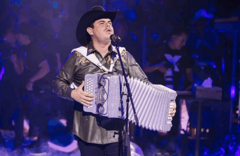 Alfredo Olivas conmueve al detener su concierto en Pachuca: el “misterioso regalo” que era un tesoro de Juan Gabriel