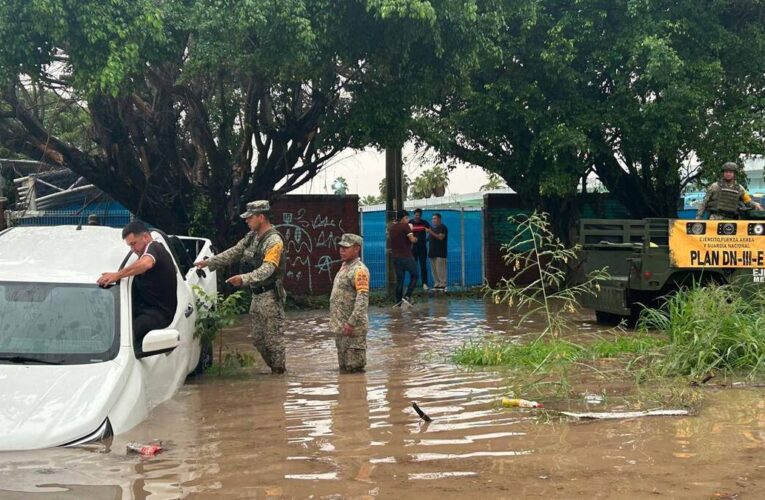Tormenta Raymond arremete en Puerto Vallarta
