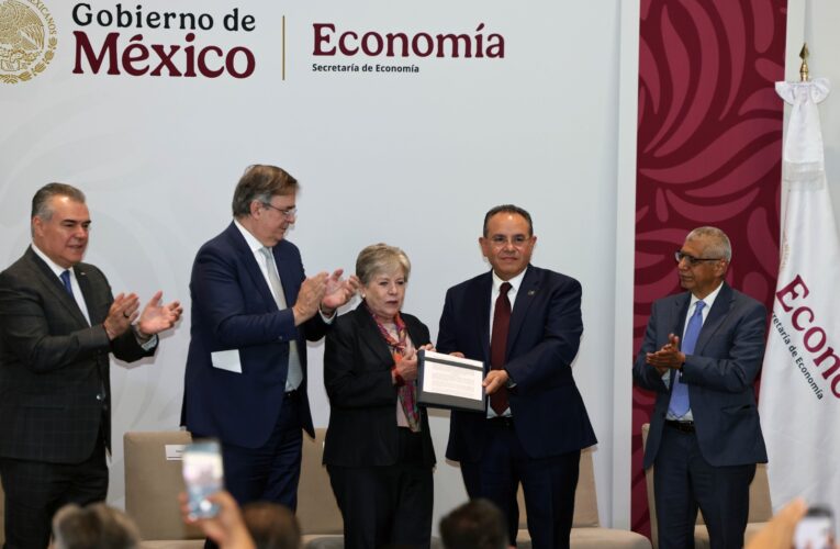 Economía, SEMARNAT y CANACAR lanzan nuevas normas ambientales para importación de vehículos de carga